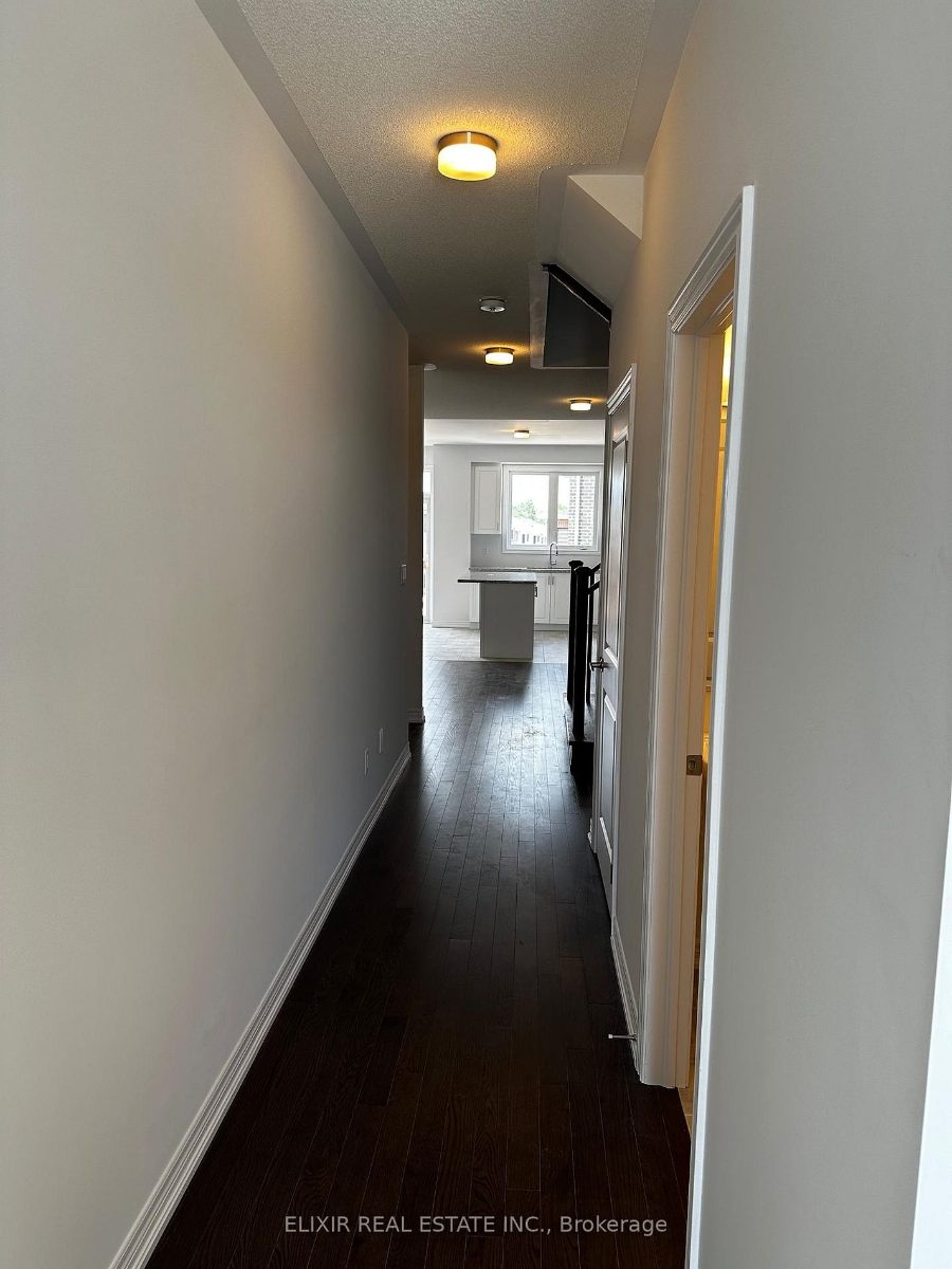 141 Fenchurch Manor — photo 3 of 24