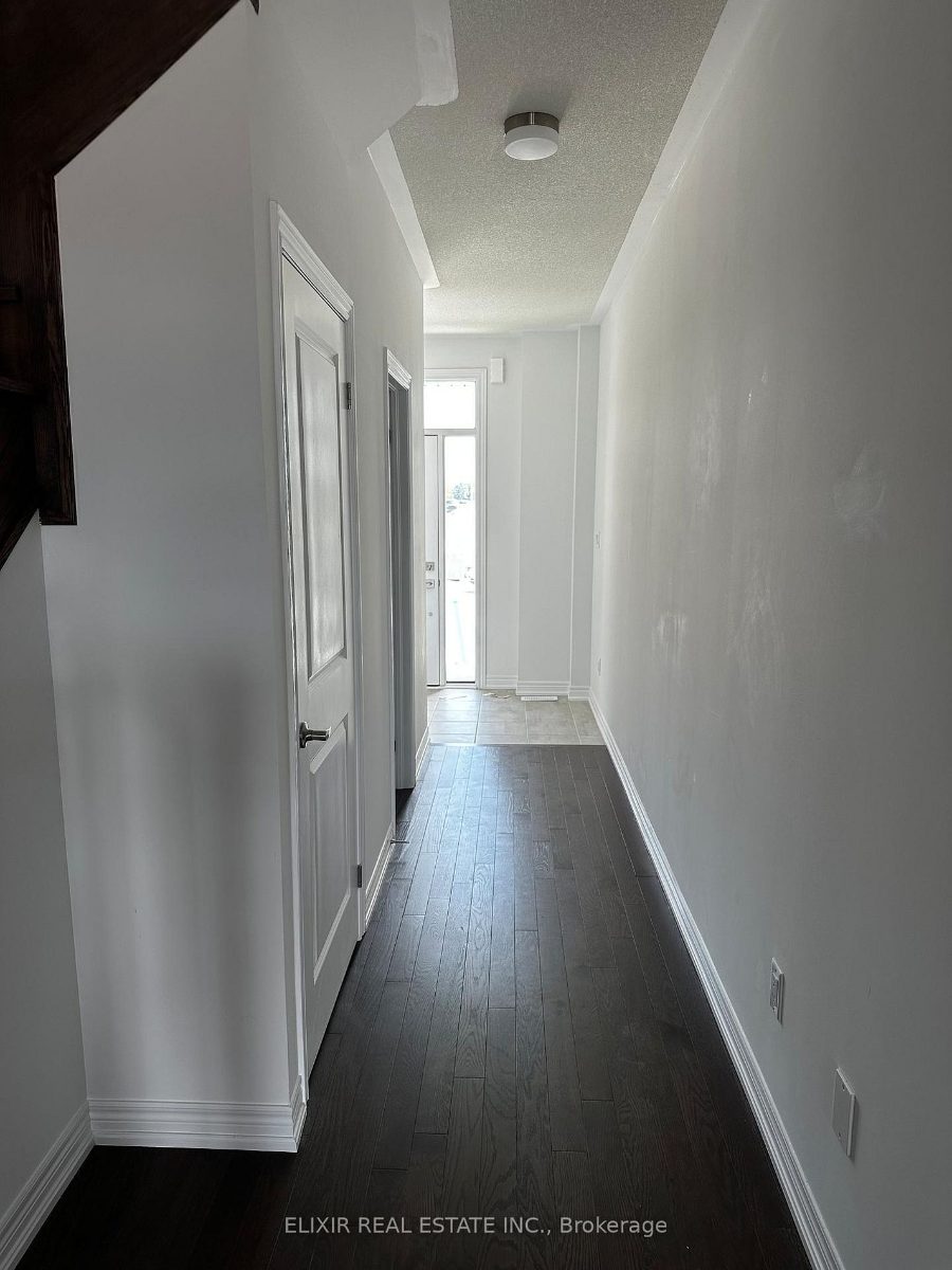 141 Fenchurch Manor — photo 4 of 24